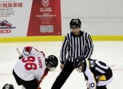 爱游戏在线-裁判争议不断，球场上却显平静