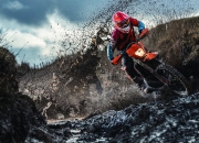 爱游戏体育-赛道上的心跳，法拉利险胜红牛，维斯塔潘的无冕统治