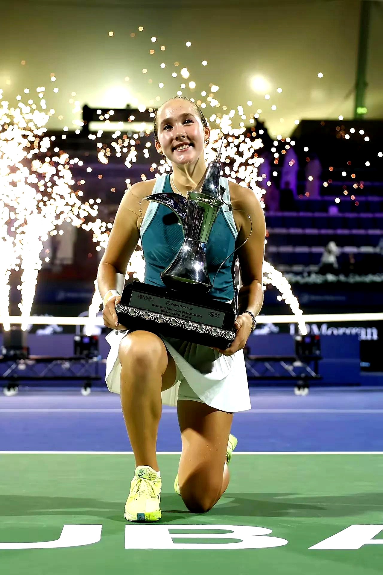 ATP总决赛险胜拉沃尔杯，西西帕斯统治全场