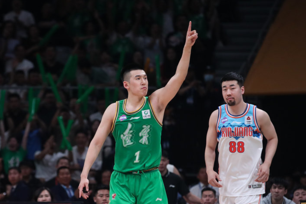 热火完胜青岛队,张镇麟惊艳四座 热火完胜青岛队,张镇麟惊艳四座