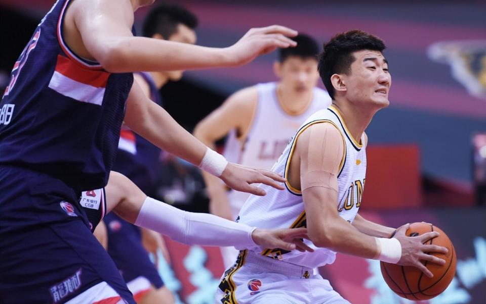 广东队险胜马刺,孙铭徽惊艳四座 广东队险胜马刺,孙铭徽惊艳四座