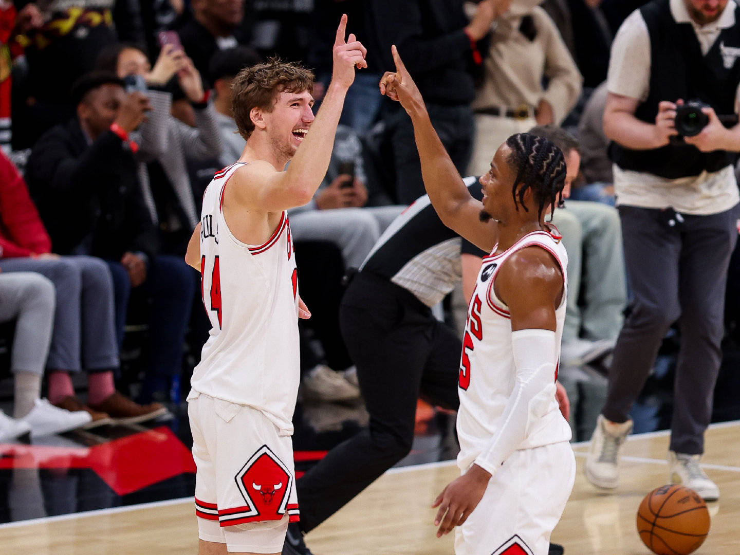 公牛碾压太阳，拉文统治全场