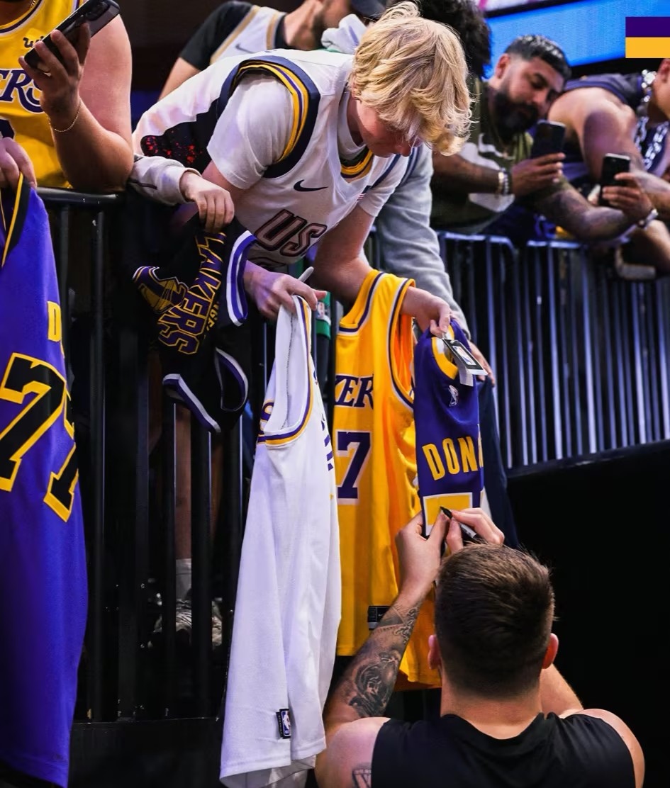 魔术横扫希腊男篮，浓眉制霸全场