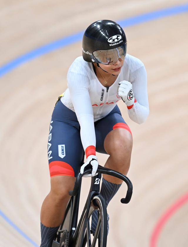 优雅绽放：自行车选手飒爽英姿