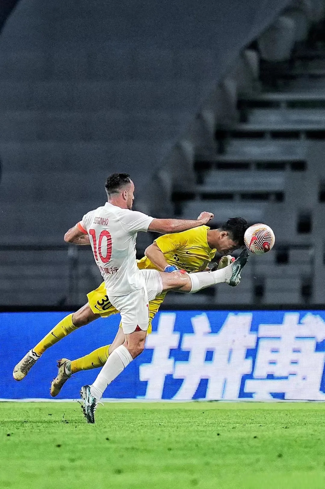 极速破门球员技高一筹，助球队取得胜利