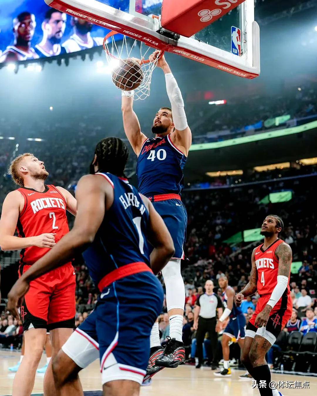 快船外线连中三分球，轻取比赛取得胜利