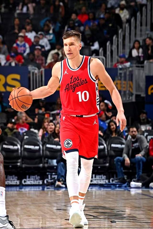 快船外线连中三分球，轻取比赛取得胜利